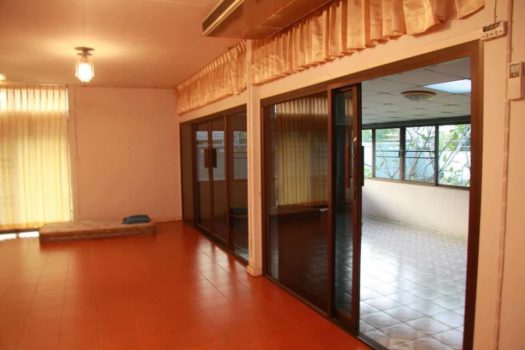 ขายบ้านเดี่ยว 2 ชั้น ซอยวิภาวดี 16 (ซอยโชคชัยร่วมมิตร) ทำเลดีมาก เดินทางสะดวก เข้าออกได้หลายทาง 200ตร.ว. พื้นที่ใช้สอยประมาณ 400 ตารางเมตร