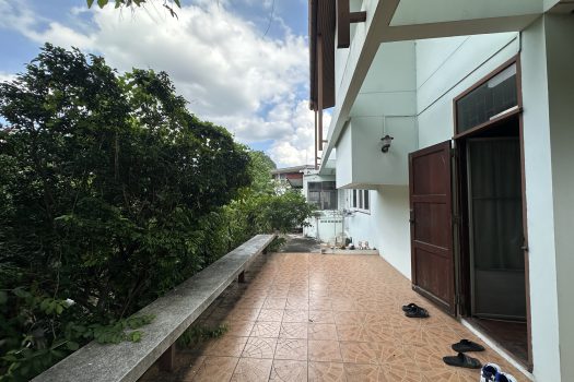 ขายที่ดินพร้อมสิ่งปลูกสร้างในซอยพหลโยธิน 2 เนื้อที่ 256 ตร.ว. เดินทางสะดวกมาก