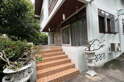 ขายที่ดินพร้อมสิ่งปลูกสร้างในซอยพหลโยธิน 2 เนื้อที่ 256 ตร.ว. เดินทางสะดวกมาก