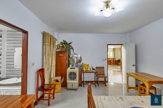 ขายบ้านเดี่ยวสร้างเอง 161.9 ตร.วา 5 ห้องนอน ใกล้ถนนกาญจนาภิเษก เหมาะสำหรับคนชอบบ้านที่ร่มรื่น เงียบสงบ มีพื้นที่ทำสวน ปลูกต้นไม้