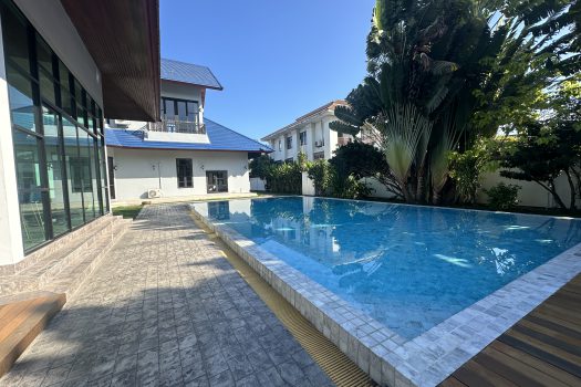 ขายด่วน บ้านสวย ร่มรื่น สไตล์รีสอร์ท พร้อมสระว่ายน้ำในตัว ซอย ศรีนครินทร์ 45 ทำเลดี เข้าออกได้หลายทาง 🏡
