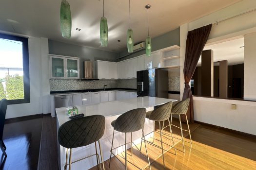 ขายด่วน บ้านสวย ร่มรื่น สไตล์รีสอร์ท พร้อมสระว่ายน้ำในตัว ซอย ศรีนครินทร์ 45 ทำเลดี เข้าออกได้หลายทาง 🏡