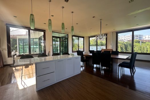 ขายด่วน บ้านสวย ร่มรื่น สไตล์รีสอร์ท พร้อมสระว่ายน้ำในตัว ซอย ศรีนครินทร์ 45 ทำเลดี เข้าออกได้หลายทาง 🏡