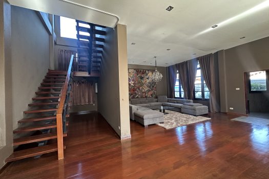 ขายด่วน บ้านสวย ร่มรื่น สไตล์รีสอร์ท พร้อมสระว่ายน้ำในตัว ซอย ศรีนครินทร์ 45 ทำเลดี เข้าออกได้หลายทาง 🏡