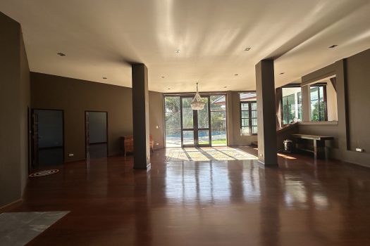 ขายด่วน บ้านสวย ร่มรื่น สไตล์รีสอร์ท พร้อมสระว่ายน้ำในตัว ซอย ศรีนครินทร์ 45 ทำเลดี เข้าออกได้หลายทาง 🏡