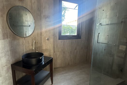 ขายด่วน บ้านสวย ร่มรื่น สไตล์รีสอร์ท พร้อมสระว่ายน้ำในตัว ซอย ศรีนครินทร์ 45 ทำเลดี เข้าออกได้หลายทาง 🏡