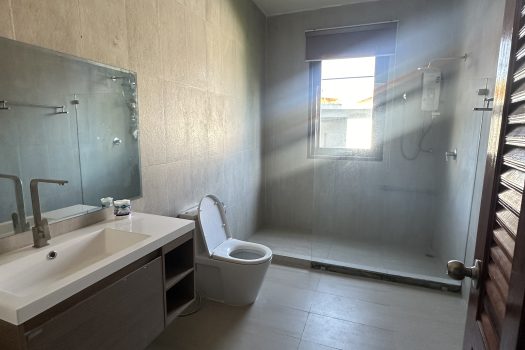 ขายด่วน บ้านสวย ร่มรื่น สไตล์รีสอร์ท พร้อมสระว่ายน้ำในตัว ซอย ศรีนครินทร์ 45 ทำเลดี เข้าออกได้หลายทาง 🏡