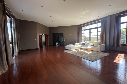 ขายด่วน บ้านสวย ร่มรื่น สไตล์รีสอร์ท พร้อมสระว่ายน้ำในตัว ซอย ศรีนครินทร์ 45 ทำเลดี เข้าออกได้หลายทาง 🏡