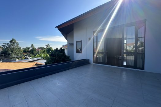 ขายด่วน บ้านสวย ร่มรื่น สไตล์รีสอร์ท พร้อมสระว่ายน้ำในตัว ซอย ศรีนครินทร์ 45 ทำเลดี เข้าออกได้หลายทาง 🏡