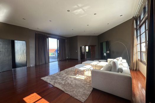 ขายด่วน บ้านสวย ร่มรื่น สไตล์รีสอร์ท พร้อมสระว่ายน้ำในตัว ซอย ศรีนครินทร์ 45 ทำเลดี เข้าออกได้หลายทาง 🏡