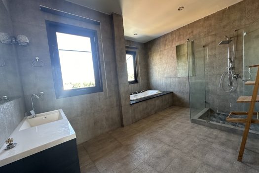 ขายด่วน บ้านสวย ร่มรื่น สไตล์รีสอร์ท พร้อมสระว่ายน้ำในตัว ซอย ศรีนครินทร์ 45 ทำเลดี เข้าออกได้หลายทาง 🏡