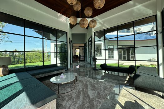 ขายด่วน บ้านสวย ร่มรื่น สไตล์รีสอร์ท พร้อมสระว่ายน้ำในตัว ซอย ศรีนครินทร์ 45 ทำเลดี เข้าออกได้หลายทาง 🏡