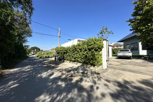 ขายด่วน บ้านสวย ร่มรื่น สไตล์รีสอร์ท พร้อมสระว่ายน้ำในตัว ซอย ศรีนครินทร์ 45 ทำเลดี เข้าออกได้หลายทาง 🏡