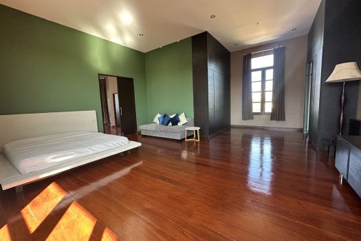 ขายด่วน บ้านสวย ร่มรื่น สไตล์รีสอร์ท พร้อมสระว่ายน้ำในตัว ซอย ศรีนครินทร์ 45 ทำเลดี เข้าออกได้หลายทาง 🏡