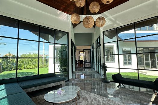 ขายด่วน บ้านสวย ร่มรื่น สไตล์รีสอร์ท พร้อมสระว่ายน้ำในตัว ซอย ศรีนครินทร์ 45 ทำเลดี เข้าออกได้หลายทาง 🏡