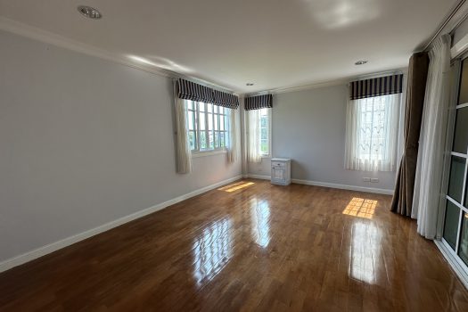 For Rent: Fantasia Villa 3 very nice and cozy house suitable for big family, decorate in Victorian style located in Sukhumvit 109- and 5-mins drive to BTS Bearing near several top international schools