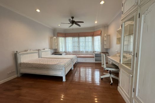 For Rent: Fantasia Villa 3 very nice and cozy house suitable for big family, decorate in Victorian style located in Sukhumvit 109- and 5-mins drive to BTS Bearing near several top international schools