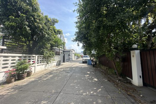 ขายบ้านใน หมู่บ้านเสรี พระราม 9 ทำเลดีมาก เข้าออกได้หลายทางทั้ง พระราม 9 และพัฒนาการ 4 ห้องนอน 74 ตร.วา บ้านสวย ร่มรื่นมากก🌳🏡 🔥 ขายราคาเพียง 23,000,000 บาท 🔥