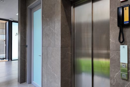 บ้านเดี่ยว สไตล์ 𝗨𝗻𝗶𝗾𝘂𝗲 𝗠𝗼𝗱𝗲𝗿𝗻 𝟯 ชั้น ซอยนาคนิวาส 𝟯𝟳 แยก 𝟮-𝟵 บ้านใหม่ แต่งสวยมาก พร้อมสระว่ายน้ำในตัวและลิฟท์