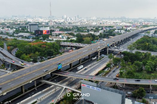 หมู่บ้านมานิต้า 4 ซอยวิภาวดี 32 บ้านเดี่ยวสุดยอดทำเลที่อาจหาที่ไหนไม่ได้แล้ว เดินทาง 3 นาทีถึงเซ็นทรัลลาดพร้าว จะซื้ออยู่เองก็ดี หรือจะซื้อไปลงทุนก็คุ้ม ด้วยทำเลที่รายล้อมไปด้วยความสะดวกสบาย เดินทางง่ายเข้าออกได้หลายเส้นทาง