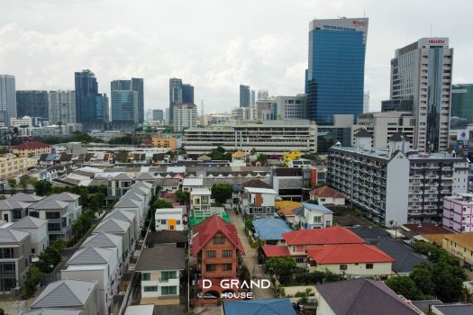 หมู่บ้านมานิต้า 4 ซอยวิภาวดี 32 บ้านเดี่ยวสุดยอดทำเลที่อาจหาที่ไหนไม่ได้แล้ว เดินทาง 3 นาทีถึงเซ็นทรัลลาดพร้าว จะซื้ออยู่เองก็ดี หรือจะซื้อไปลงทุนก็คุ้ม ด้วยทำเลที่รายล้อมไปด้วยความสะดวกสบาย เดินทางง่ายเข้าออกได้หลายเส้นทาง