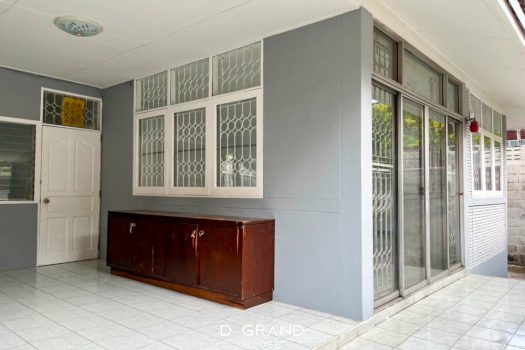 หมู่บ้านมานิต้า 4 ซอยวิภาวดี 32 บ้านเดี่ยวสุดยอดทำเลที่อาจหาที่ไหนไม่ได้แล้ว เดินทาง 3 นาทีถึงเซ็นทรัลลาดพร้าว จะซื้ออยู่เองก็ดี หรือจะซื้อไปลงทุนก็คุ้ม ด้วยทำเลที่รายล้อมไปด้วยความสะดวกสบาย เดินทางง่ายเข้าออกได้หลายเส้นทาง