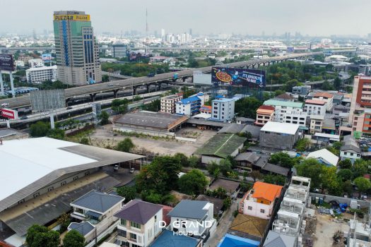 หมู่บ้านมานิต้า 4 ซอยวิภาวดี 32 บ้านเดี่ยวสุดยอดทำเลที่อาจหาที่ไหนไม่ได้แล้ว เดินทาง 3 นาทีถึงเซ็นทรัลลาดพร้าว จะซื้ออยู่เองก็ดี หรือจะซื้อไปลงทุนก็คุ้ม ด้วยทำเลที่รายล้อมไปด้วยความสะดวกสบาย เดินทางง่ายเข้าออกได้หลายเส้นทาง