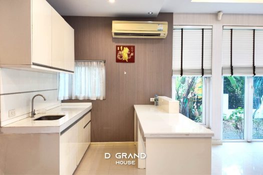 บ้านหรูหลังมุม 2ชั้น ทำเล ลาดพร้าว ซอย 1 ปรับราคาลงเพิ่มเกือบล้าน !!!