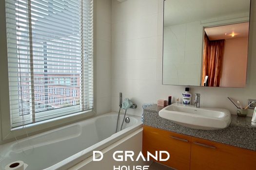 Hot Deal! Luxury 2BR Condo in Chidlom – Below Market Price!