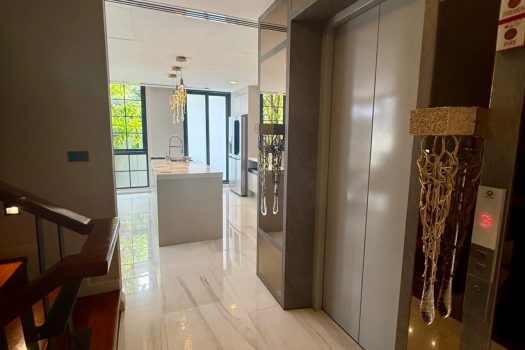 𝗥𝗮𝗿𝗲 𝗶𝘁𝗲𝗺 ใจกลางสุขุมวิท — ทาวน์โฮมหรู 𝟰.𝟱 ชั้น โครงการ 𝗤𝘂𝗮𝗿𝘁𝗲𝗿 𝟯𝟭 โครงการหรู สุด 𝗣𝗿𝗶𝘃𝗮𝘁𝗲 สำหรับ 𝟮𝟬 ครอบครัว พร้อมลิฟต์ส่วนตัว